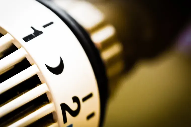 Gros plan sur la molette graduée d’une tête de robinet de radiateur